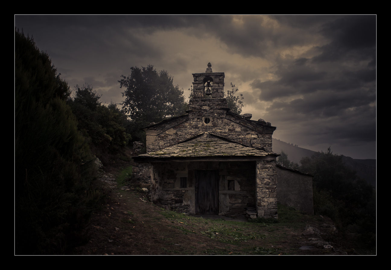 Revelado digital RAW: Capilla de San Cristobal en Villanueva de Oscos